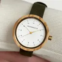 مستوحاة من التصاميم الإسكندنافية المعاصرة! تتميز ساعة "نوردك كوبنهاغن" بأنها مصنوعة يدوياً من خشب الزيتون الأبيض المستدام وبقرصها الأبيض وتفاصيلها الذهبية وقطرها الذي يبلغ 36 ملم، إلى جانب حزامها الجلدي ذو اللون البييج الأنيق والملمس فائق النعومة.