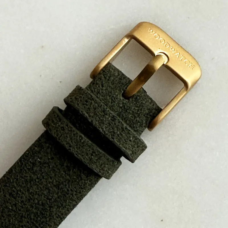 مستوحاة من التصاميم الإسكندنافية المعاصرة! تتميز ساعة "نوردك كوبنهاغن" بأنها مصنوعة يدوياً من خشب الزيتون الأبيض المستدام وبقرصها الأبيض وتفاصيلها الذهبية وقطرها الذي يبلغ 36 ملم، إلى جانب حزامها الجلدي ذو اللون البييج الأنيق والملمس فائق النعومة.