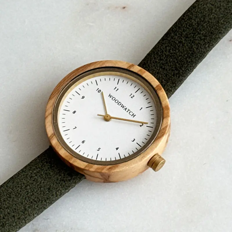 مستوحاة من التصاميم الإسكندنافية المعاصرة! تتميز ساعة "نوردك كوبنهاغن" بأنها مصنوعة يدوياً من خشب الزيتون الأبيض المستدام وبقرصها الأبيض وتفاصيلها الذهبية وقطرها الذي يبلغ 36 ملم، إلى جانب حزامها الجلدي ذو اللون البييج الأنيق والملمس فائق النعومة.