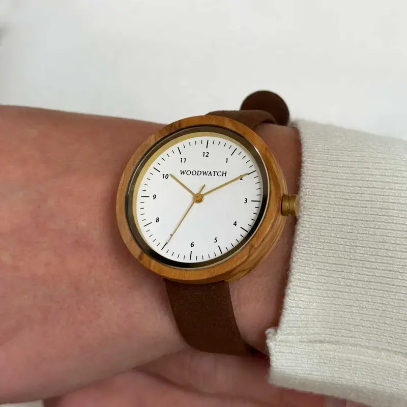 اجعلوا الوقت أكثر معنى معًا مع مجموعة WoodWatch للأزواج. مجموعة مختارة بعناية لشخصين، تضم ساعات ونظارات شمسية متطابقة له ولها، مصنوعة من مواد طبيعية ومُنهية بتفاصيل خالدة.