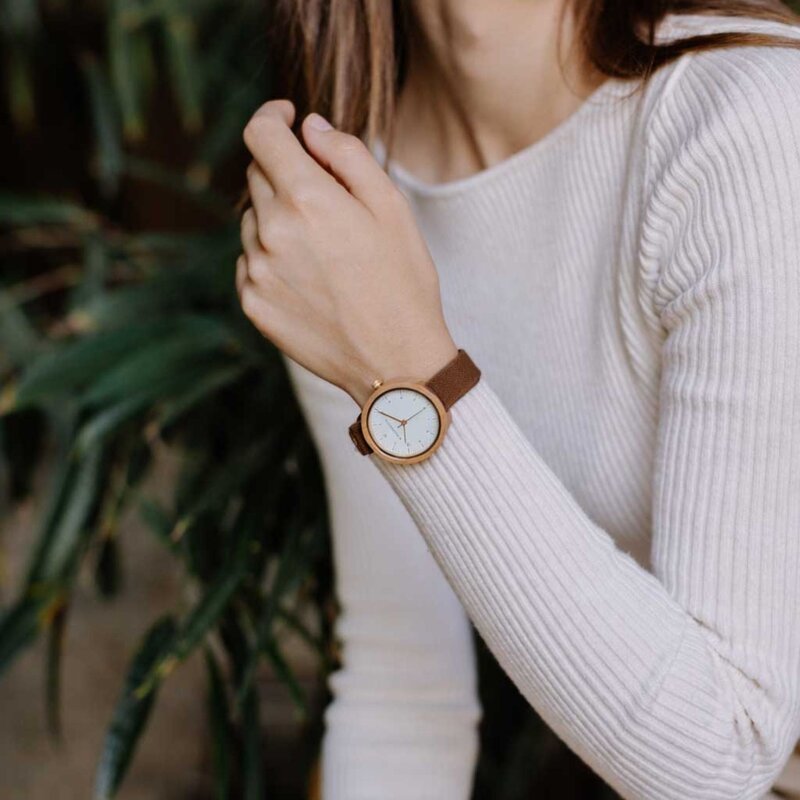 اجعلوا الوقت أكثر معنى معًا مع مجموعة WoodWatch للأزواج. مجموعة مختارة بعناية لشخصين، تضم ساعات ونظارات شمسية متطابقة له ولها، مصنوعة من مواد طبيعية ومُنهية بتفاصيل خالدة.