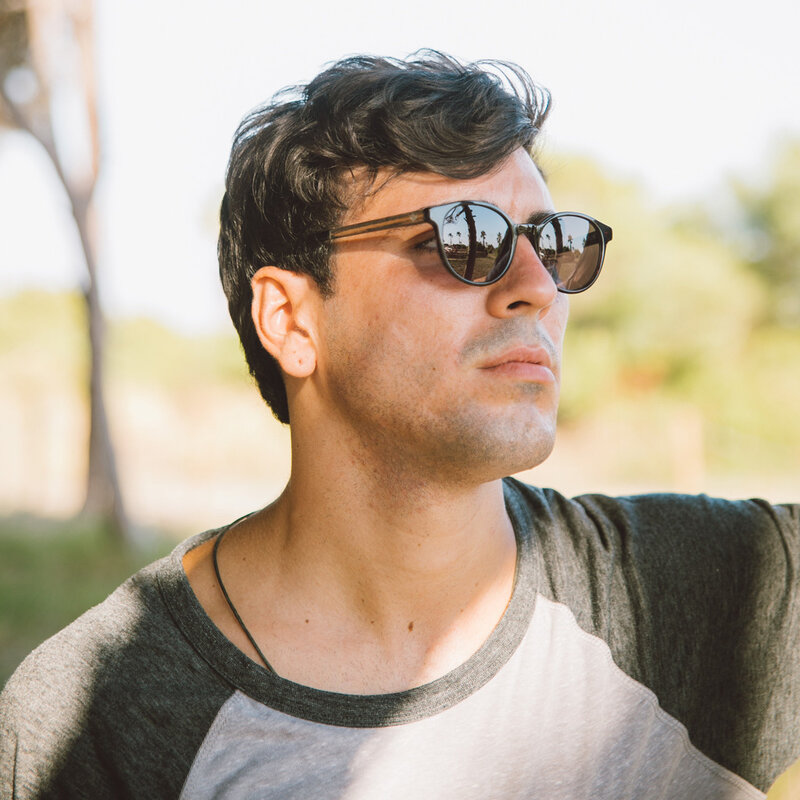 اجعلوا الوقت أكثر معنى معًا مع مجموعة WoodWatch للأزواج. مجموعة مختارة بعناية لشخصين، تضم ساعات ونظارات شمسية متطابقة له ولها، مصنوعة من مواد طبيعية ومُنهية بتفاصيل خالدة.