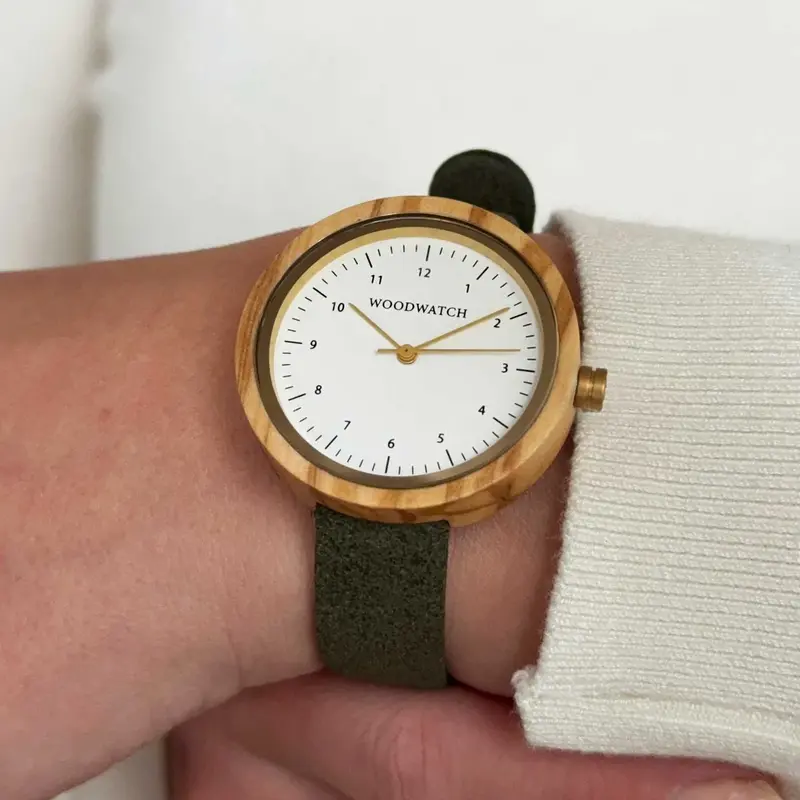 اجعلوا الوقت أكثر معنى معًا مع مجموعة WoodWatch للأزواج. مجموعة مختارة بعناية لشخصين، تضم ساعات ونظارات شمسية متطابقة له ولها، مصنوعة من مواد طبيعية ومُنهية بتفاصيل خالدة.