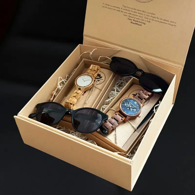 اجعلوا الوقت أكثر معنى معًا مع مجموعة WoodWatch للأزواج. مجموعة مختارة بعناية لشخصين، تضم ساعات ونظارات شمسية متطابقة له ولها، مصنوعة من مواد طبيعية ومُنهية بتفاصيل خالدة.