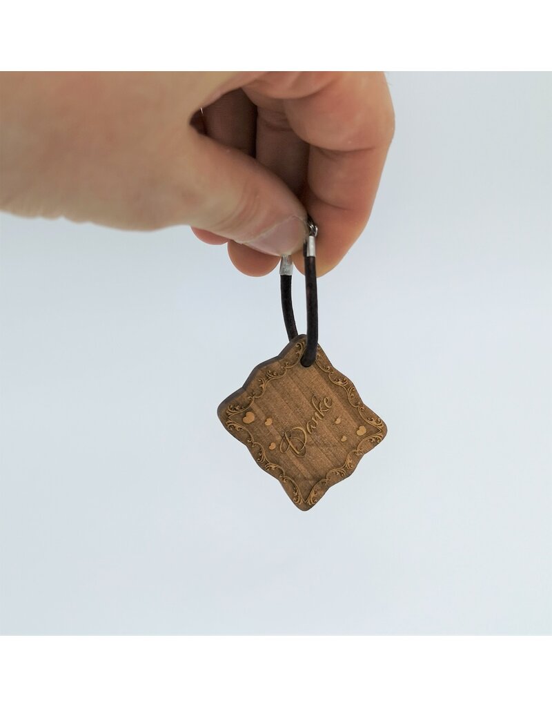 KS Laserdesign Der Schlüsselanhänger aus echtem Holz mit modernen Verziehrungen wird mit deiner persönlichen Gravur zu einem einzigartigen Geschenk!