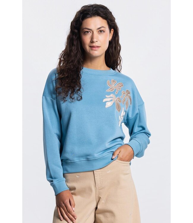 JANSEN AMSTERDAM Jansen Amsterdam Maika SW 165 Sweat Long Sleeve Satin Flowers Embroidery 000750 Aquamarijn