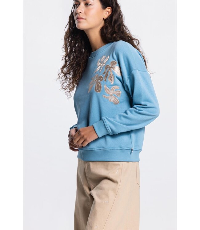 JANSEN AMSTERDAM Jansen Amsterdam Maika SW 165 Sweat Long Sleeve Satin Flowers Embroidery 000750 Aquamarijn