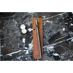 Brût Home Industrials Flesopener met lederen hoes 5,5x22cm Brût Home Industrials Flesopener met lederen hoes 5,5x22cm