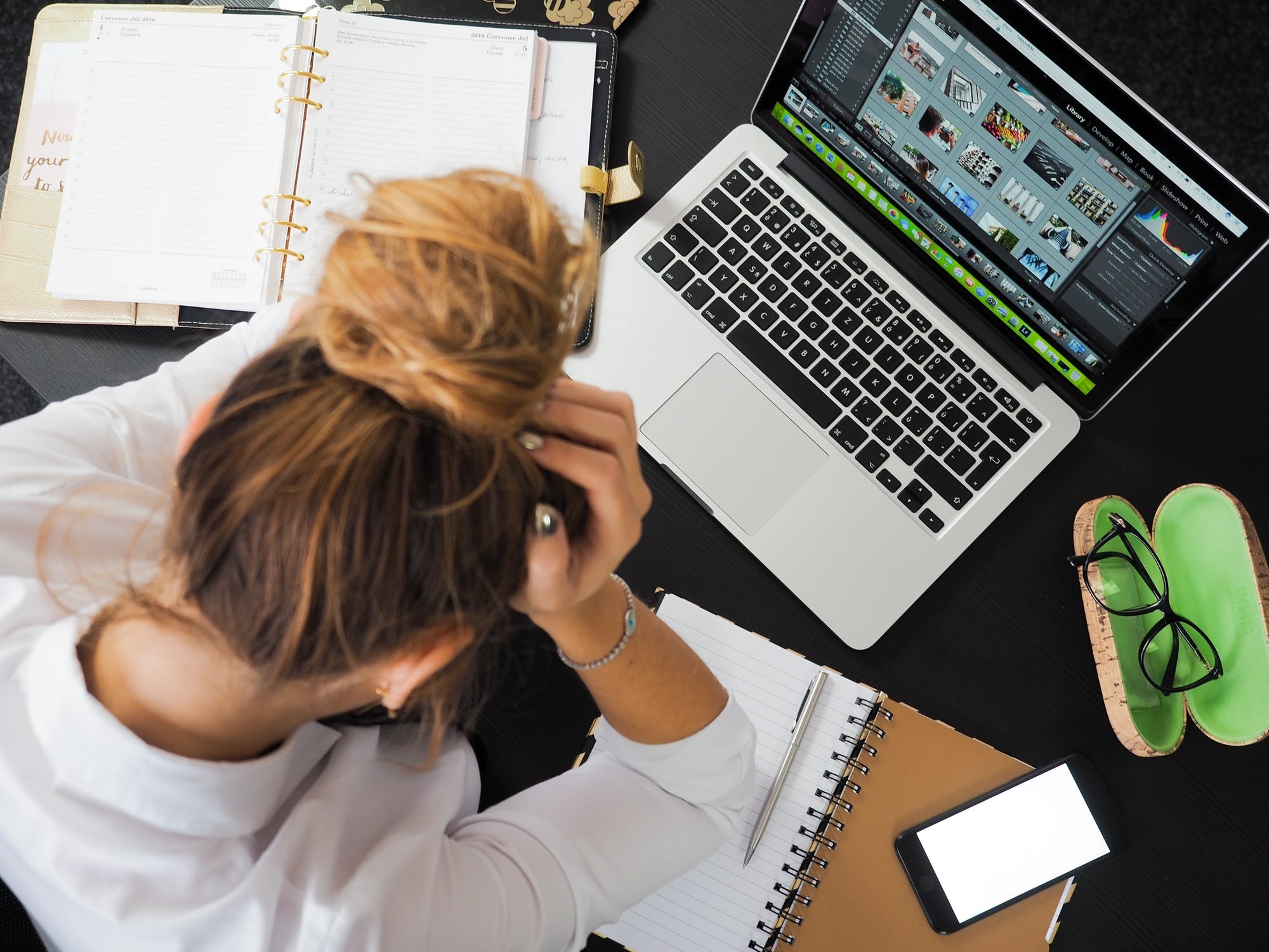 Vraag het de mediator: 'Ik ben het geklaag van mijn collega zat!'
