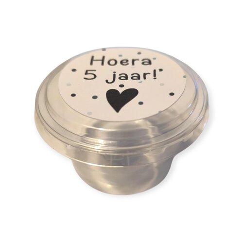 5 x Traktatie bakje met sticker hart 'Hoera ... jaar '