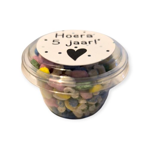 5 x Traktatie bakje met sticker hart 'Hoera ... jaar '