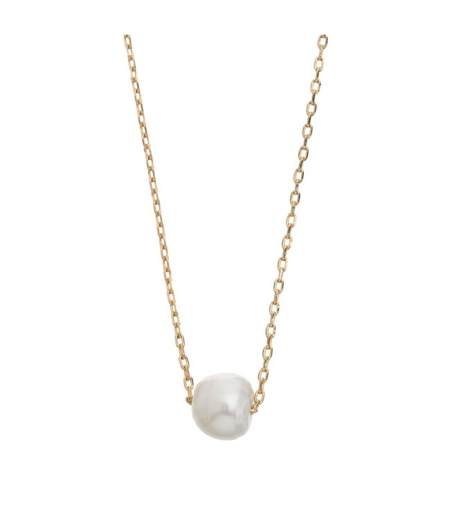 Delicate pearl necklace