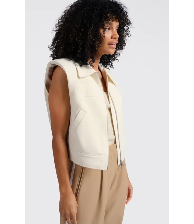 Cropped sleeveless jacket