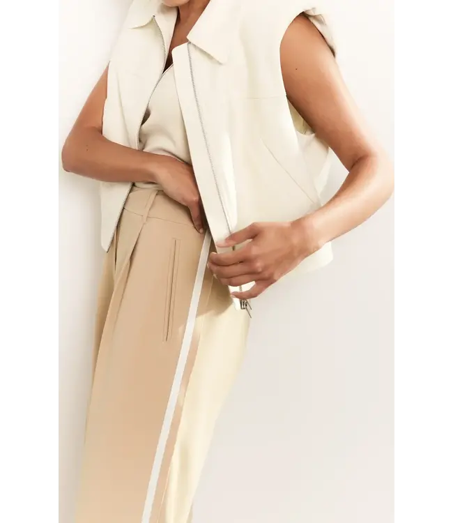 Cropped sleeveless jacket