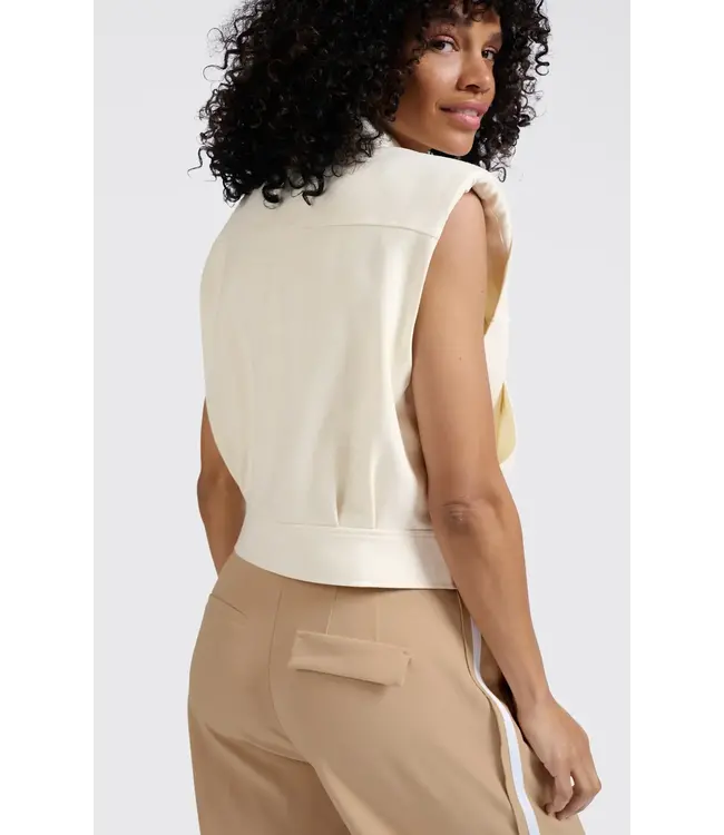 Cropped sleeveless jacket