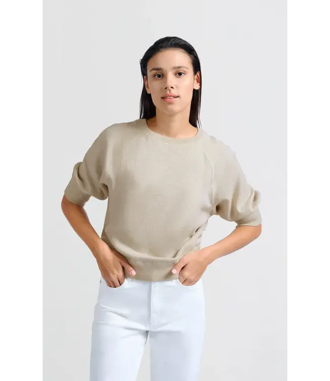 Soft sweater with raglan sleeves
