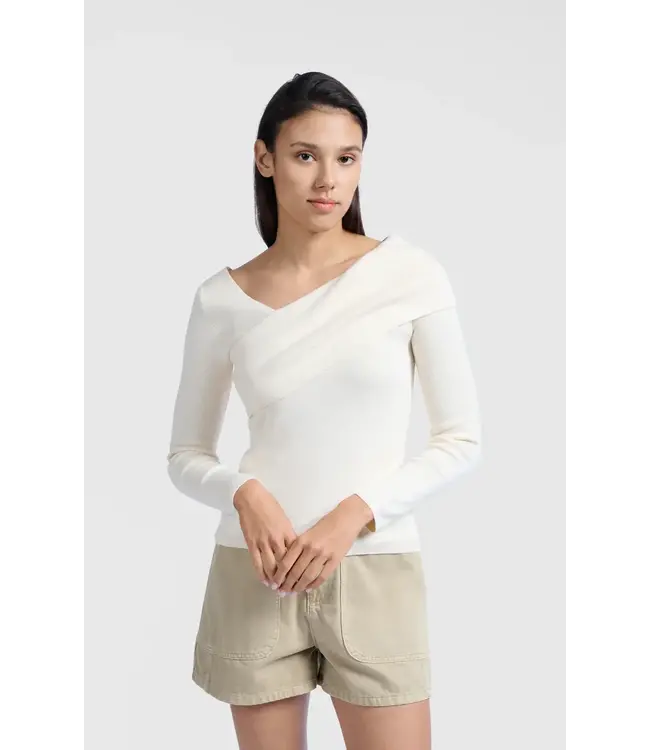 Fitted sweater with crossed shoulders