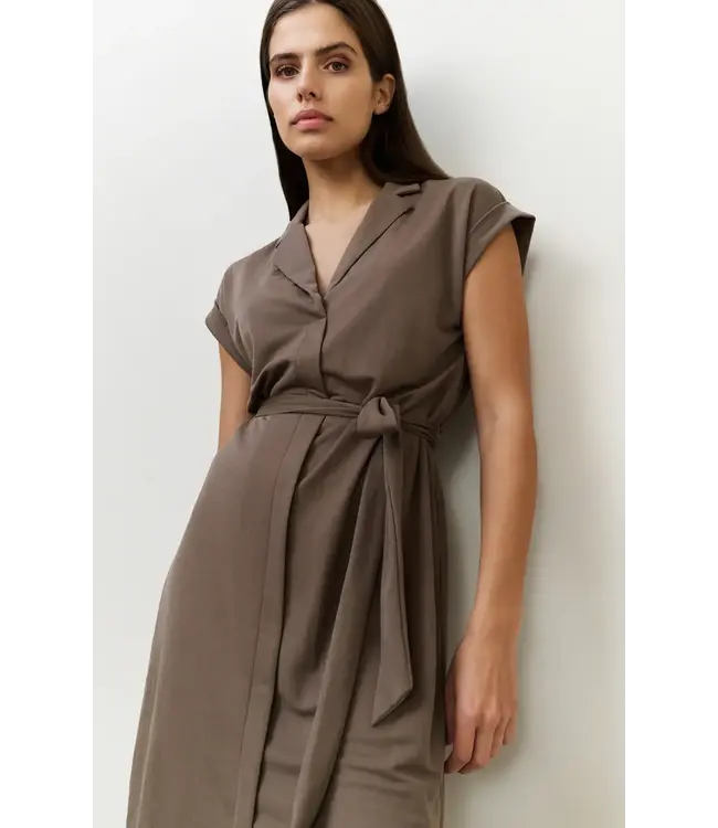 Jersey dress with collar and tie belt