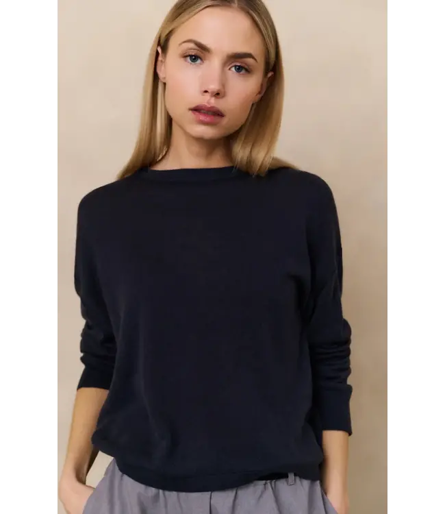Round neck wool sweater