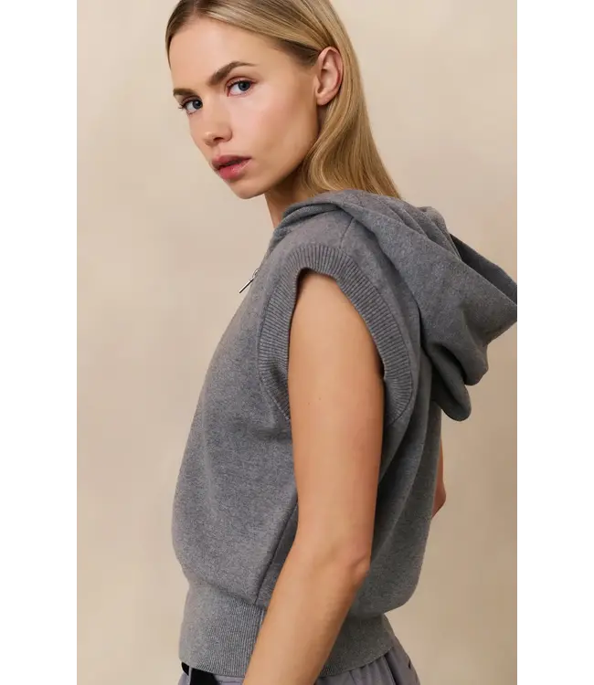 Sleeveless knitted hoodie with zip