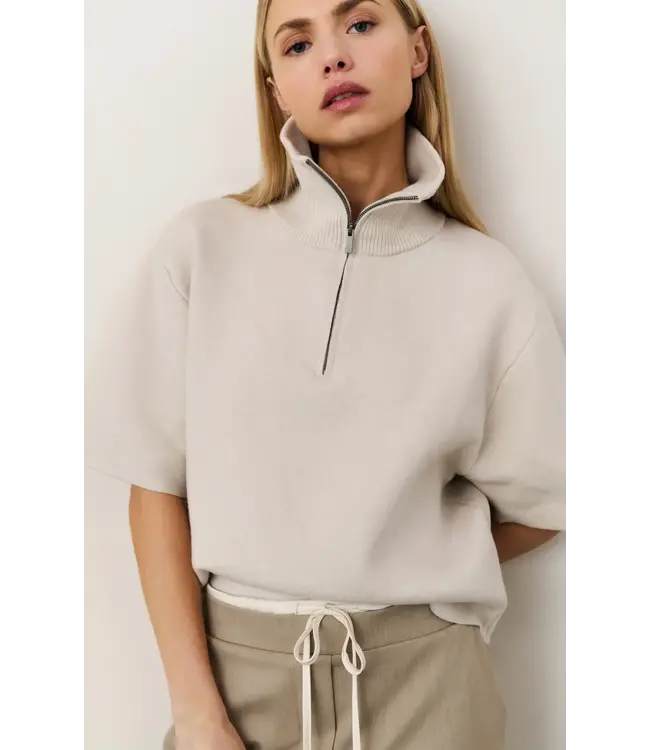 Short sleeve sweater with collar