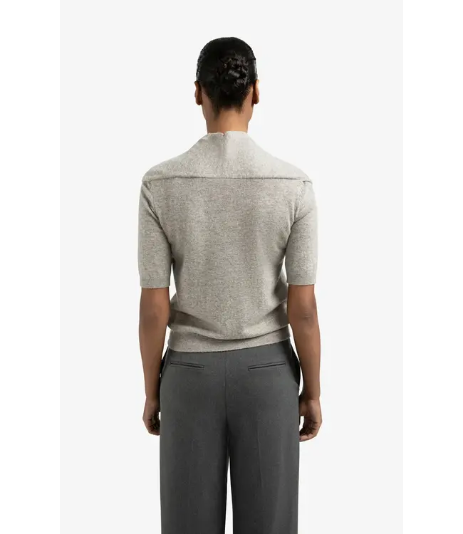 Short sleeve sweater with fake scarf