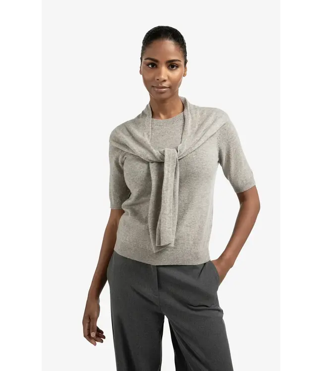 Short sleeve sweater with fake scarf