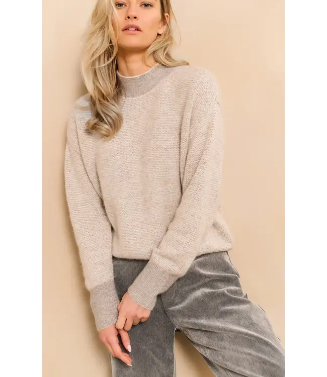 Knitted sweater with contrast trims