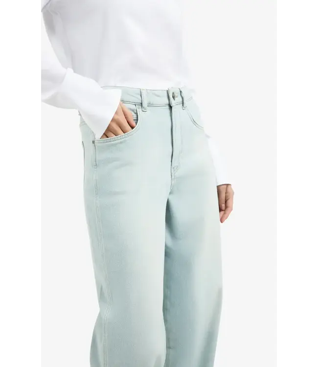 Barrel jeans in washed denim