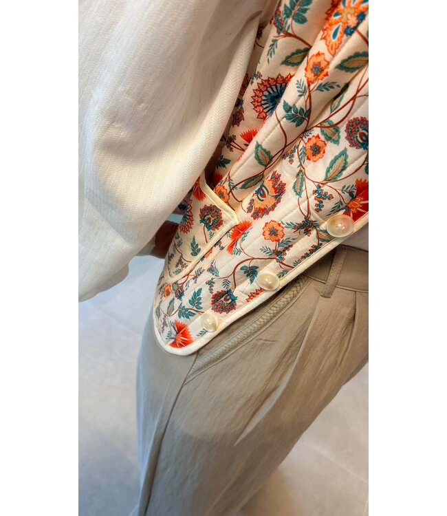 Sleeveless quilted jacket