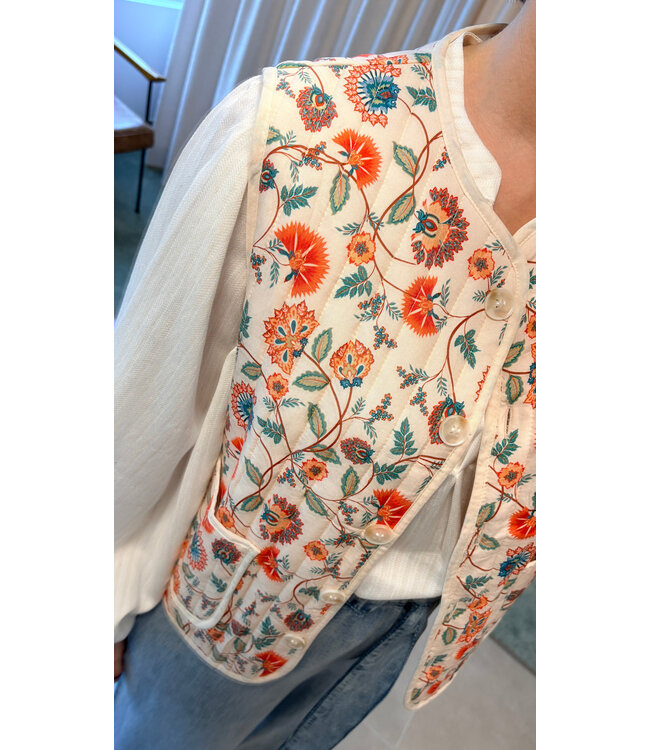 Sleeveless quilted jacket