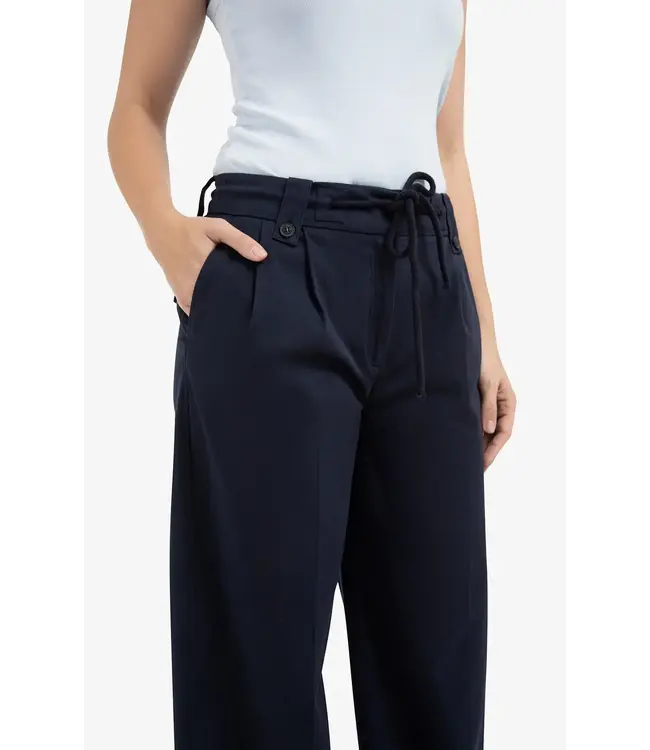 Broek met plooien, wijde pijpen en strikkoord in de taille