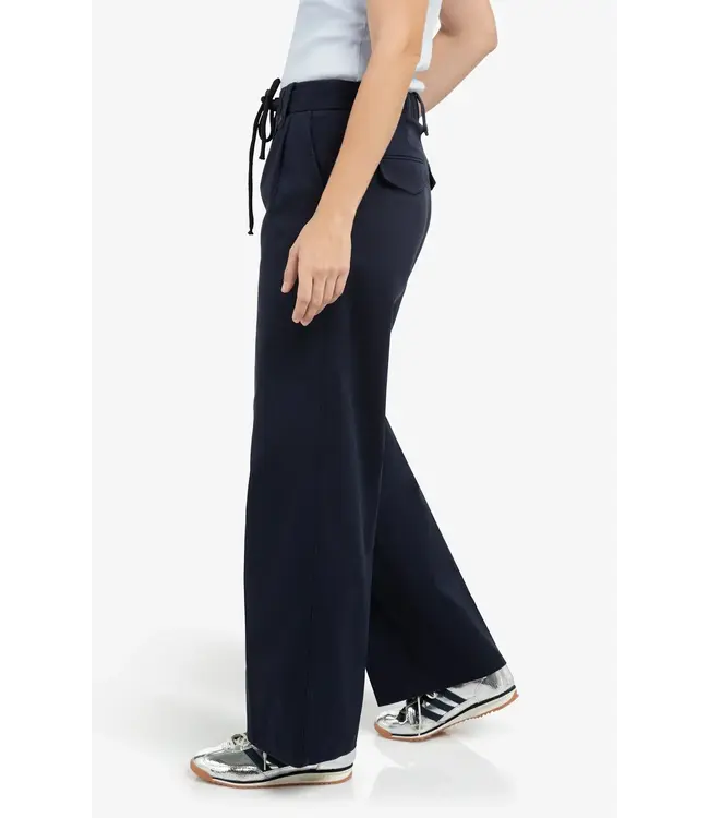 Broek met plooien, wijde pijpen en strikkoord in de taille