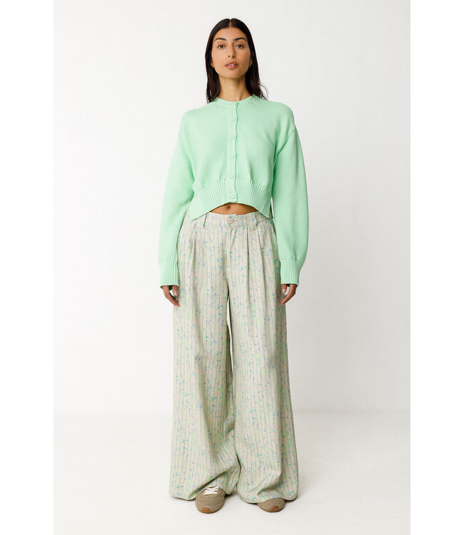 Nia gots trousers