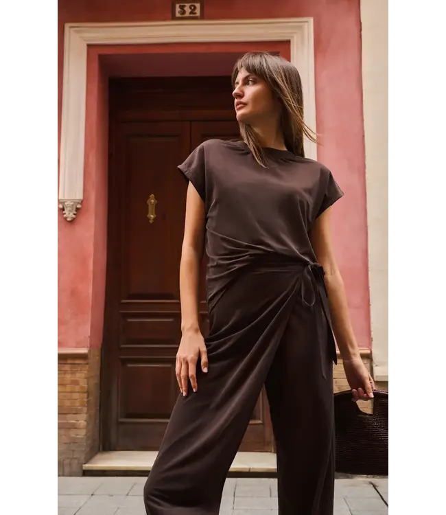 Sleeveless crew neck top