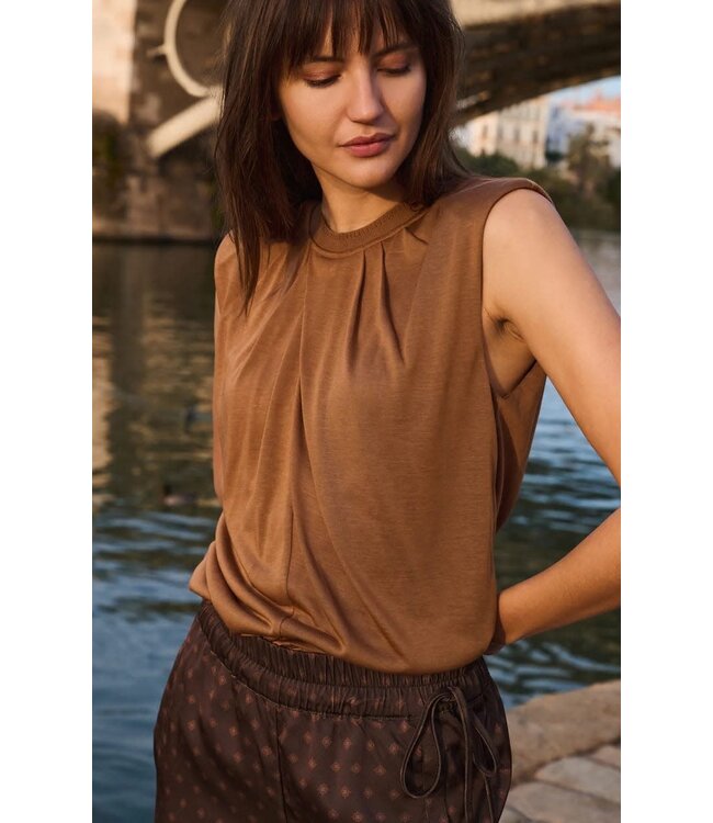 Sleeveless top pleated neck