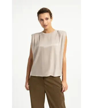YAYA Mouwloze top in satijnlook