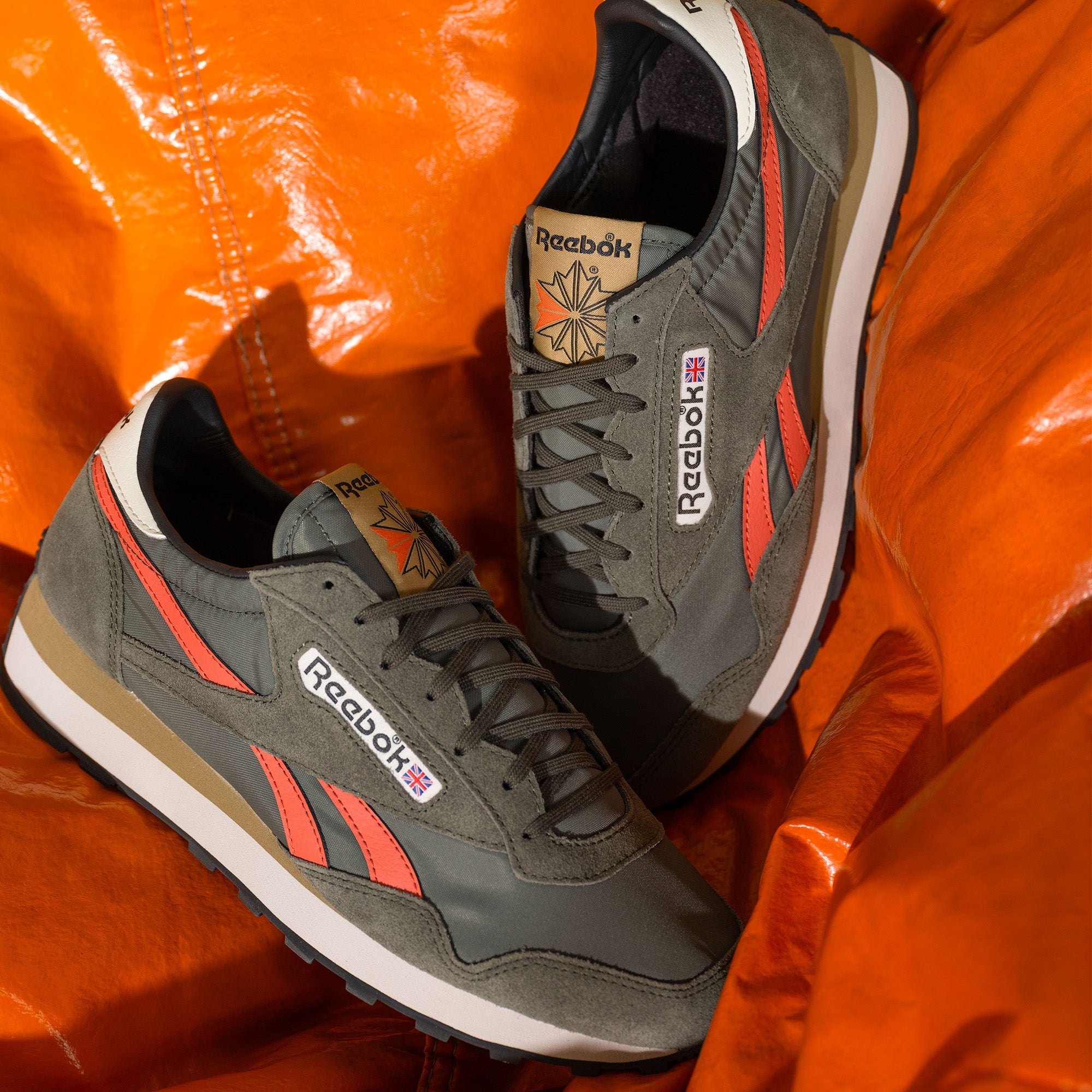 Reebok Aztec II - Grit Green/Semi Orange Flare/Alabaster