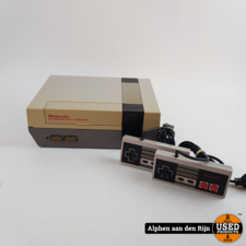 Nintendo NES + 2 controllers
