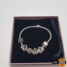 Pandora armband met bedels nette staat 1 maand garantie