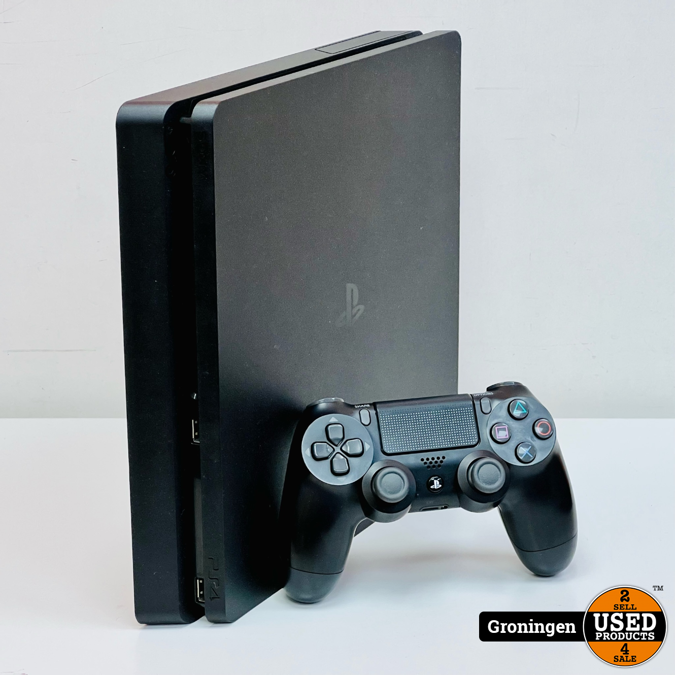 PS4] Sony PlayStation 4 Slim 1TB Zwart | incl. Sony Dualshock Controller kabels - Used Products Groningen