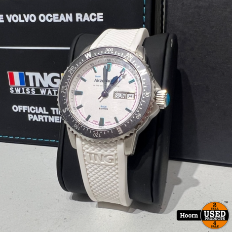 AkzoNobel In The Ocean in The Volvo Ocean Race Womens Edition Compleet in Doos