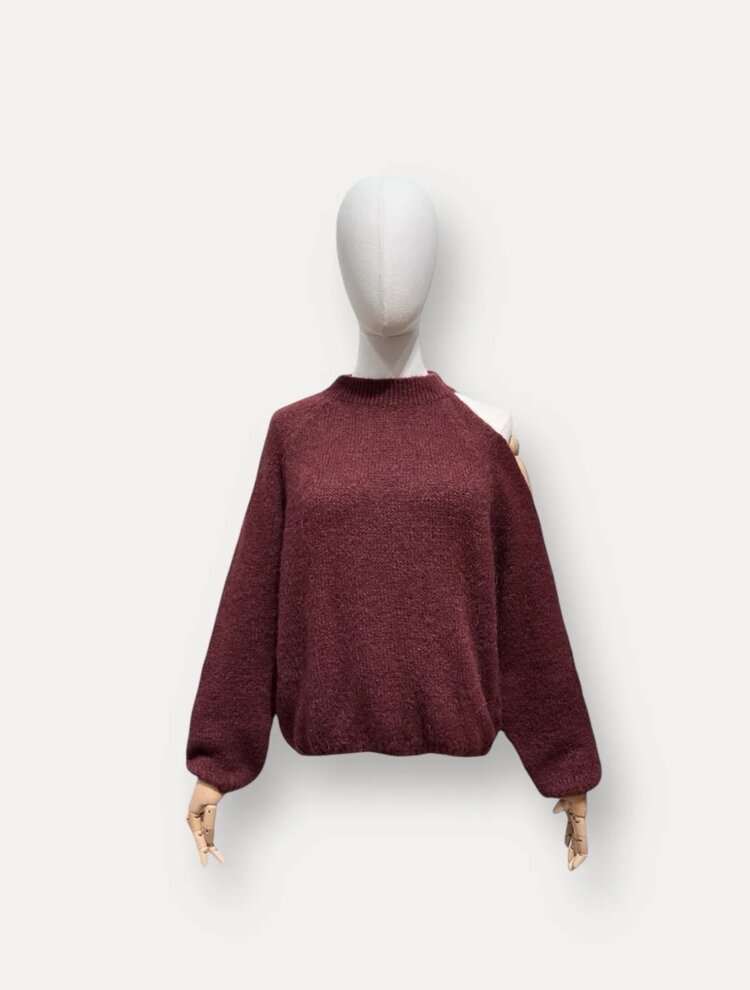 Off shoulder pull bordeaux