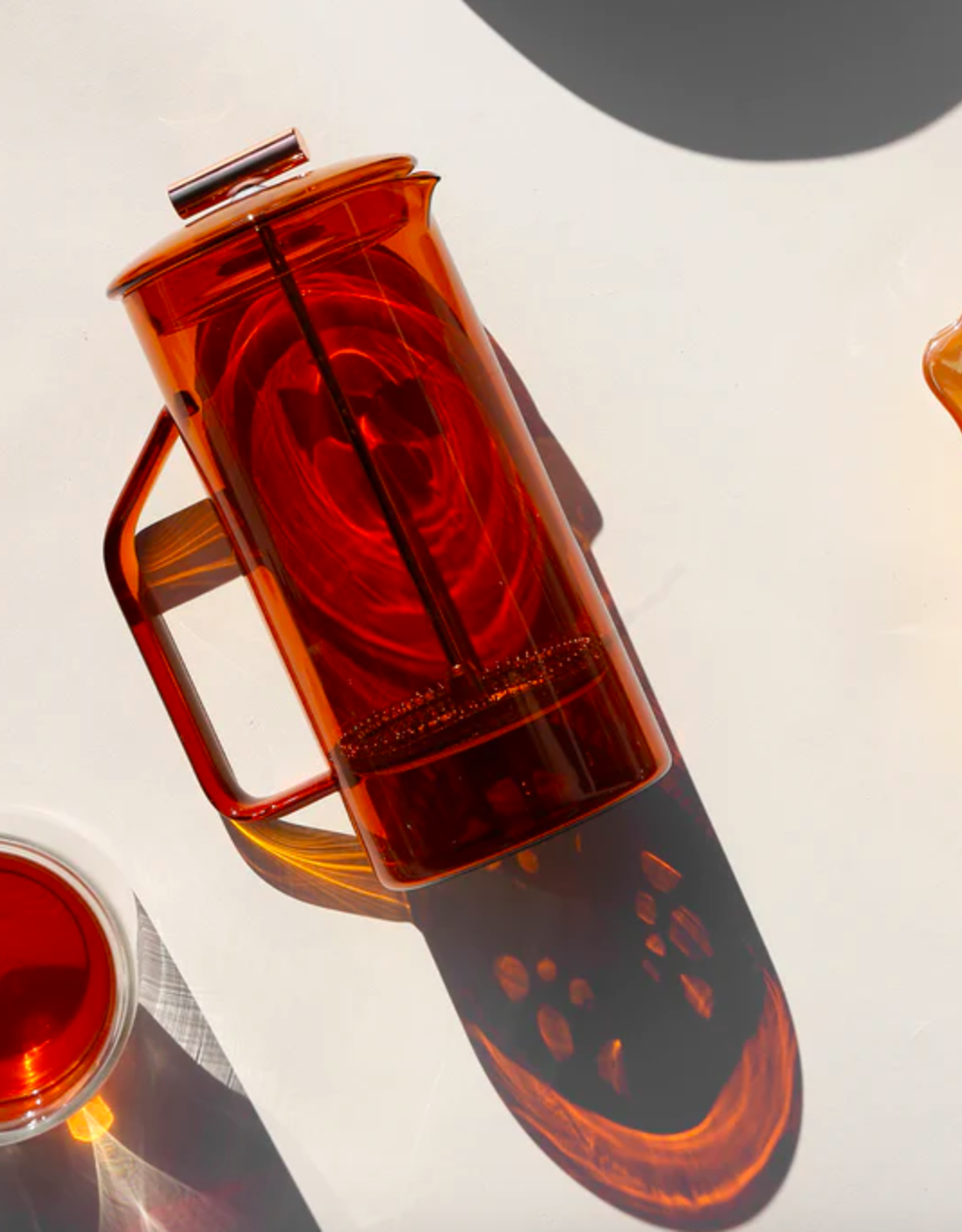 https://cdn.webshopapp.com/shops/266345/files/430120869/1600x2048x1/yield-850-ml-glass-french-press-amber.jpg