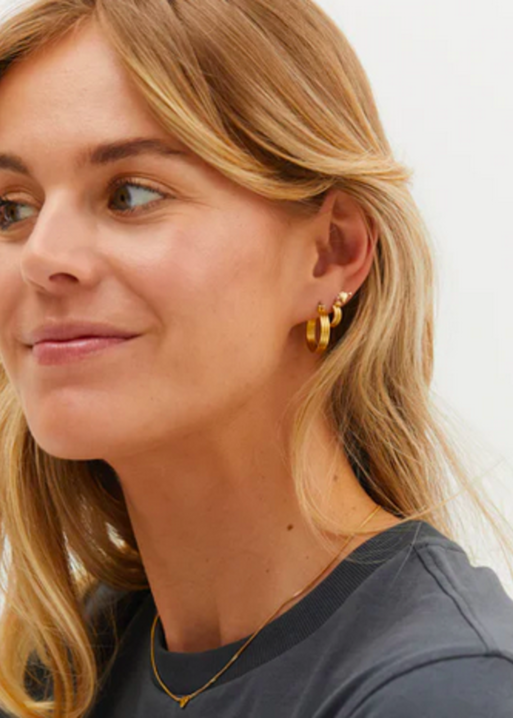 Anna + Nina Small Poetic Ring Earrings Goldplated