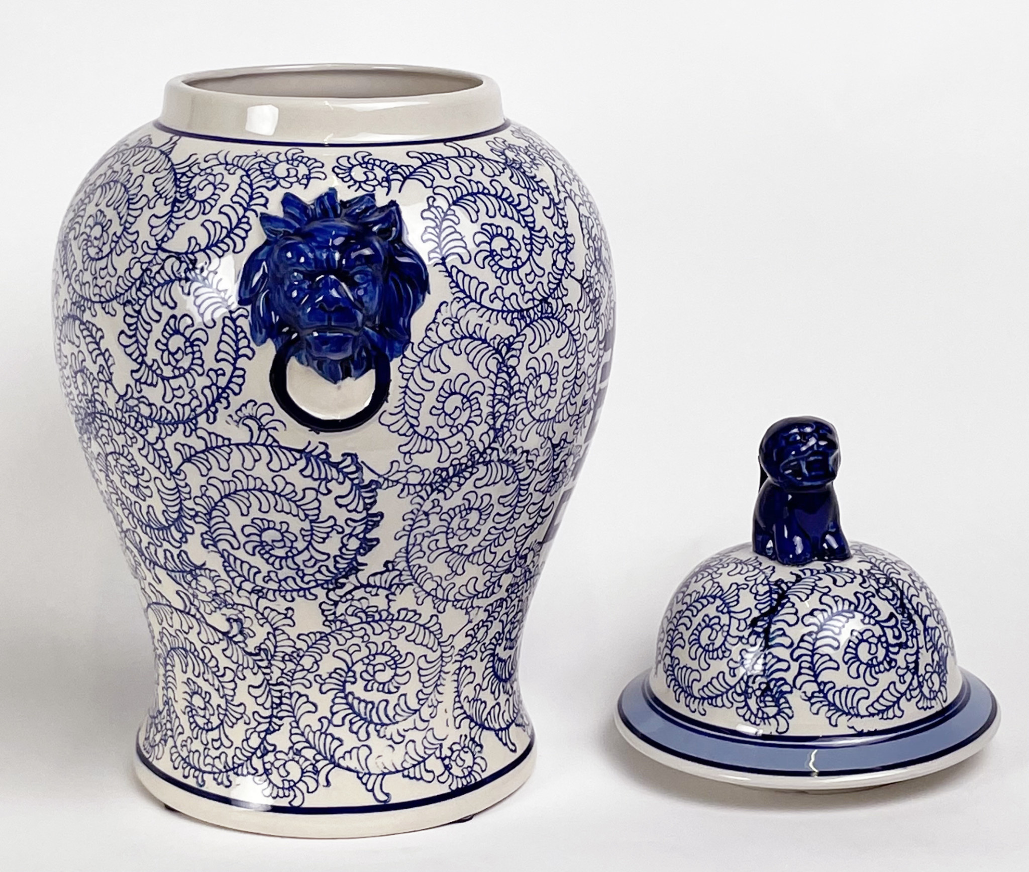 Sold Price: Antieke Chinese gedekselde gemberpot in porselein met een