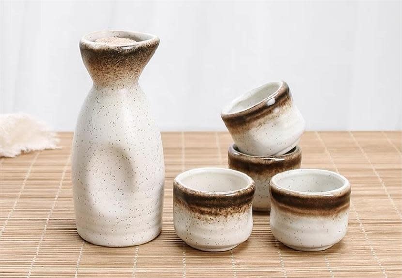 Set Sake Giapponese In Ceramica - 1 Bottiglia Da 180ml E 4 Tazze Da 20ml, Design Ondulato - Foto 13