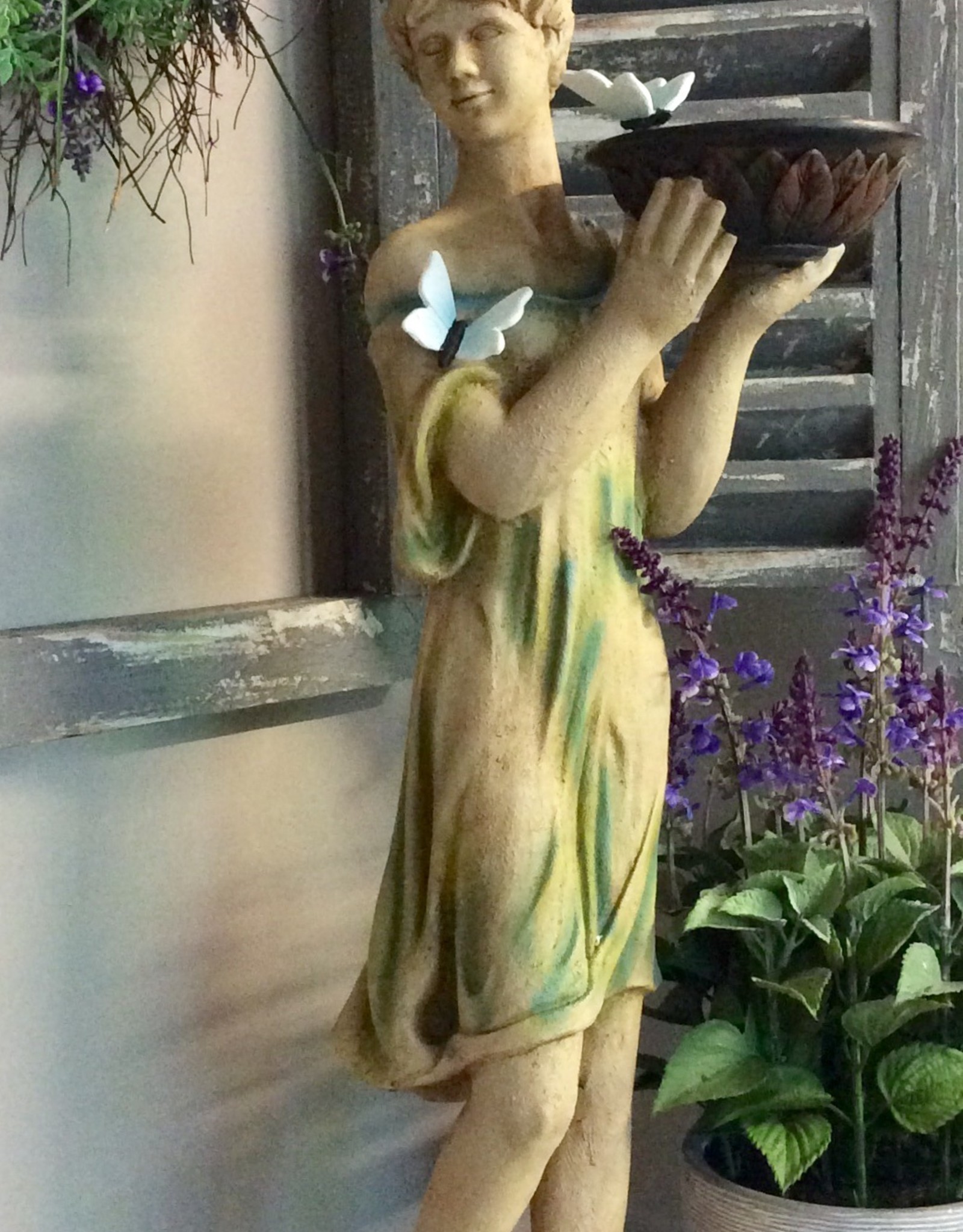 statue-dame avec bol et papillons