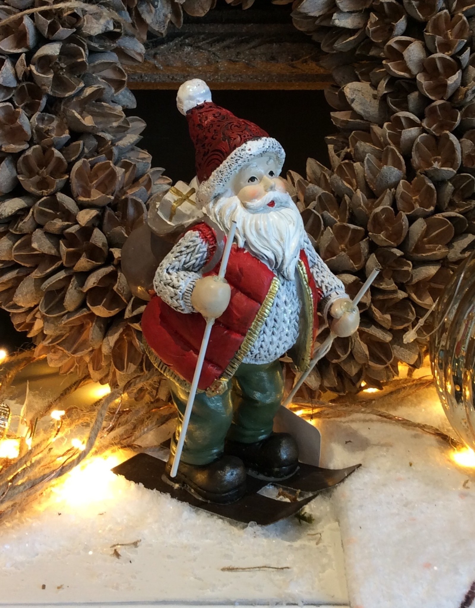 Kerstman op ski ‘s met geschenken