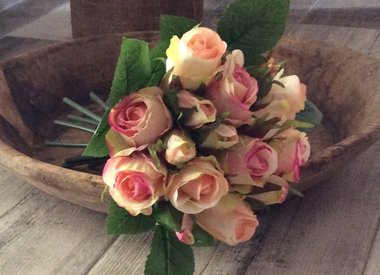 Seidenblumen und Blumenarrangements